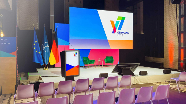 Y7 Youth Summit, G7 Jugendgipfel, Berlin, Key Visual Ausarbeitung, Stage Design, Rednerpult dahinter die Flagge von Deutschland, der EU und der G7 Staaten, ohne Publikum