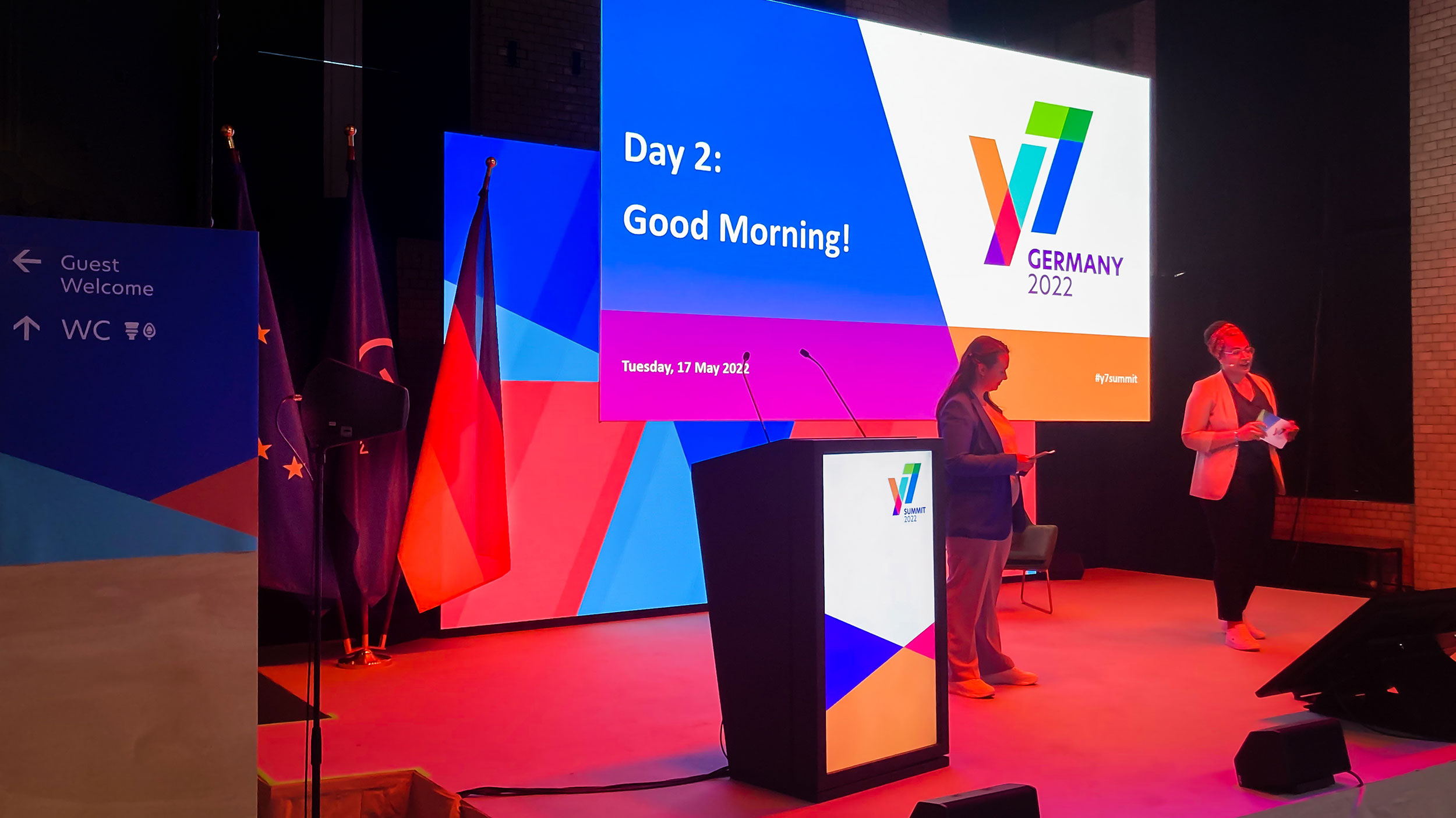 Y7 Youth Summit, G7 Jugendgipfel, Berlin, Key Visual Ausarbeitung, Stage Design, Rednerpult dahinter die Flagge von Deutschland, der EU und der G7 Staaten, ohne Publikum, Leitsystem