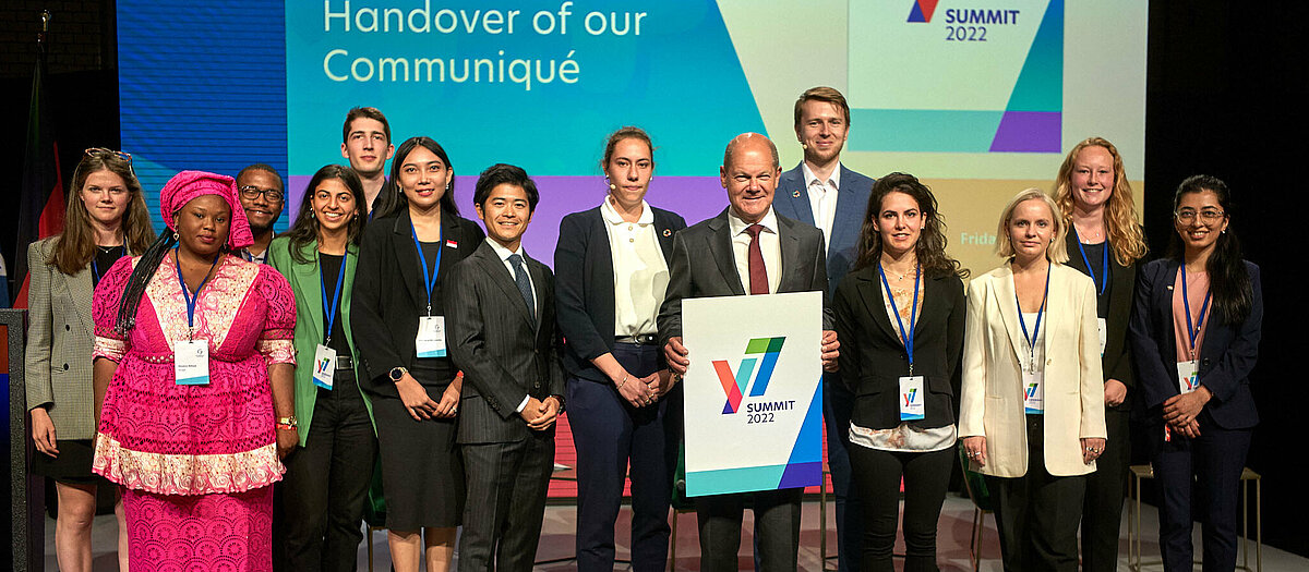 Olaf Scholz auf dem Y7 Summit in Berlin, Übergabe des Commuique mit allen beteiligten auf der Stage, Design Simpelplus Berlin