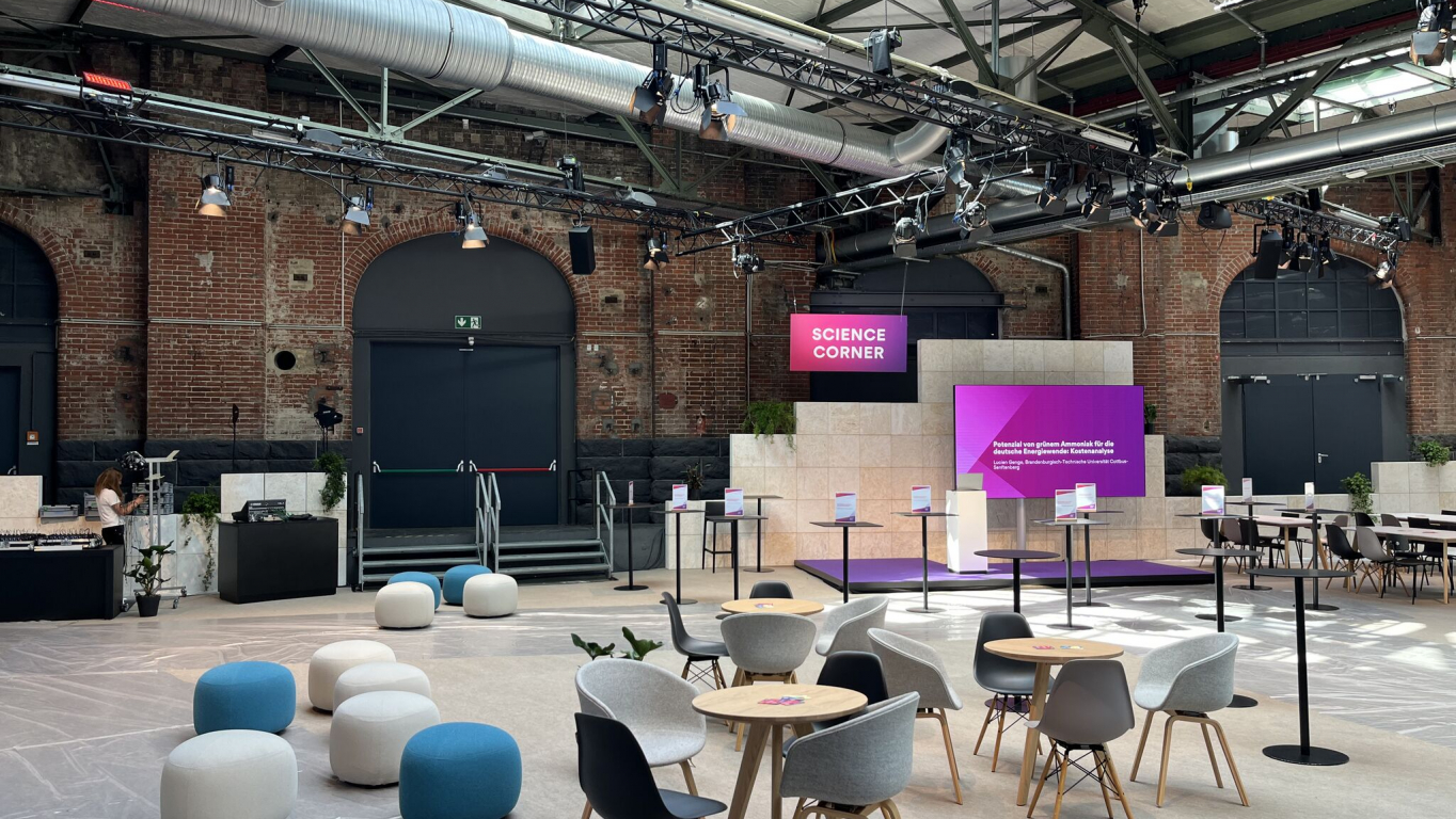 Banner und Screens BDEW Kongress Berlin 2024, Design Simpelplus Agentur für Event Design, Eventdesign