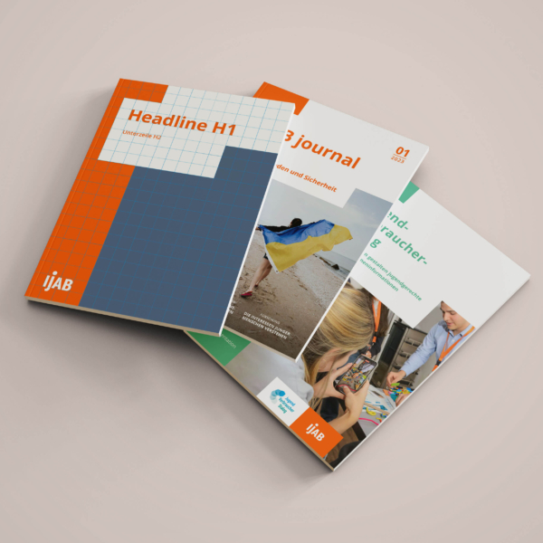 Magazindesign für IJAB mit verschiedenen Titelvarianten und klarer Layoutstruktur im Editorial Design