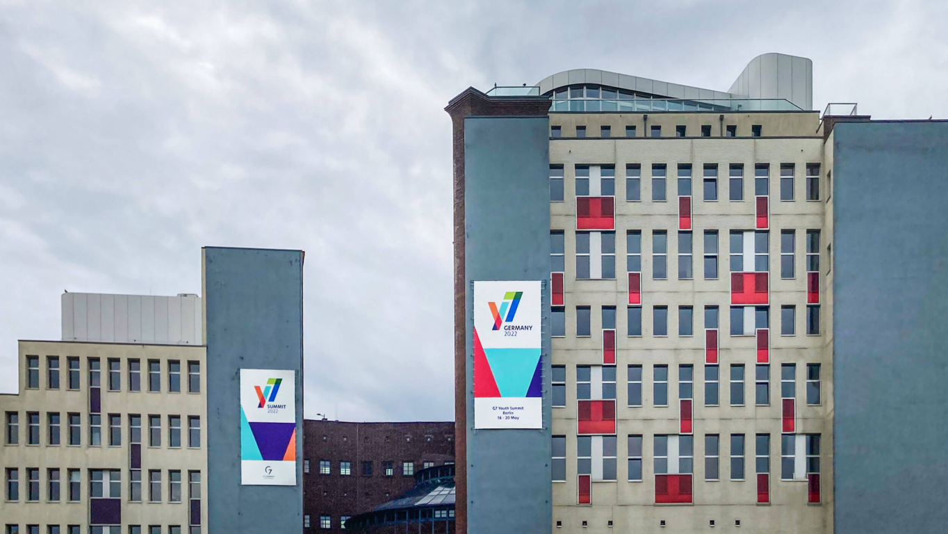 Y7 Youth Summit, G7 Jugendgipfel, Banner Hauwand Berlin, Key Visual Ausarbeitung, Berlin, Design Simpelplus Agentur für Event Design, Eventdesign