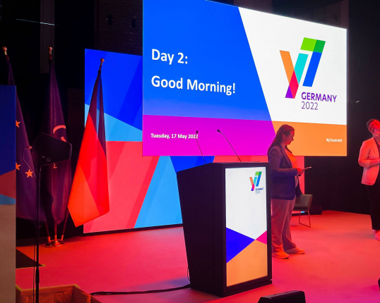 Y7 Youth Summit, G7 Jugendgipfel, Berlin, Key Visual Ausarbeitung, Stage Design, Rednerpult dahinter die Flagge von Deutschland, der EU und der G7 Staaten, Rede, Bühne