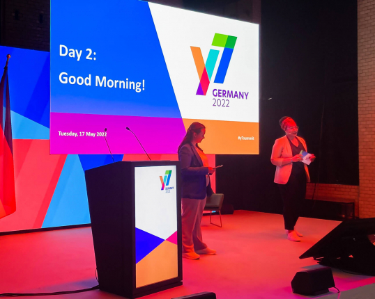 Y7 Youth Summit, G7 Jugendgipfel, Berlin, Key Visual Ausarbeitung, Stage Design, Rednerpult dahinter die Flagge von Deutschland, der EU und der G7 Staaten, Rede, Bühne