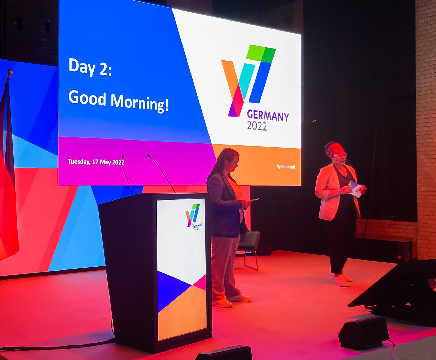 Y7 Youth Summit, G7 Jugendgipfel, Berlin, Key Visual Ausarbeitung, Stage Design, Rednerpult dahinter die Flagge von Deutschland, der EU und der G7 Staaten, Rede, Bühne