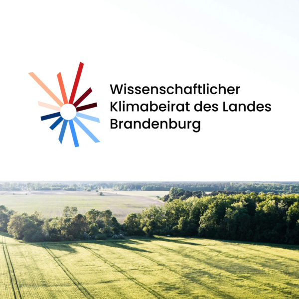 Logo des Wissenschaftlichen Klimabeirats Brandenburg über Landschaftsaufnahme aus Brandenburg