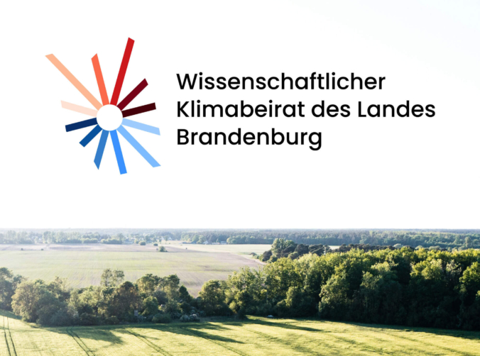 Logo des Wissenschaftlichen Klimabeirats Brandenburg über Landschaftsaufnahme aus Brandenburg