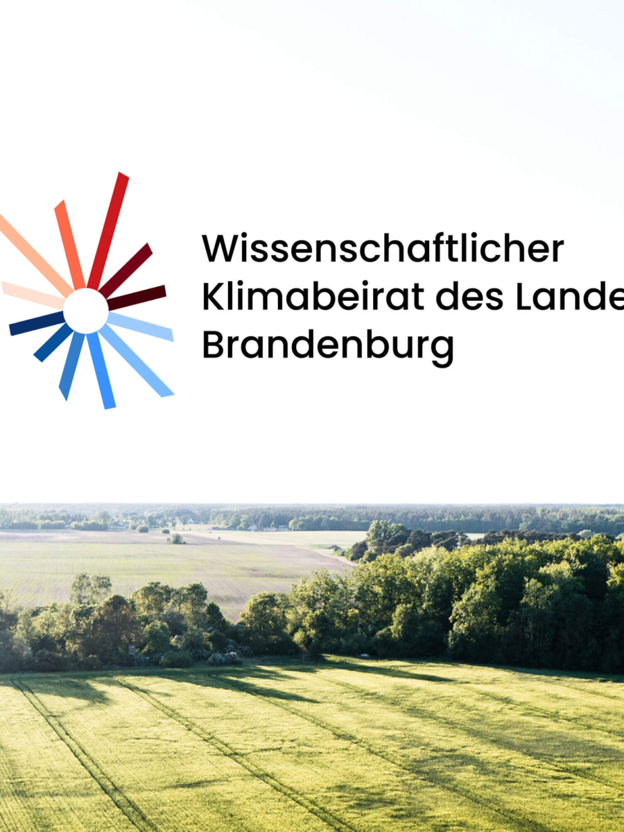 Logo des Wissenschaftlichen Klimabeirats Brandenburg über Landschaftsaufnahme aus Brandenburg