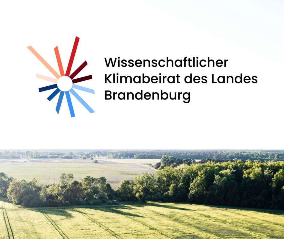 Logo des Wissenschaftlichen Klimabeirats Brandenburg über Landschaftsaufnahme aus Brandenburg