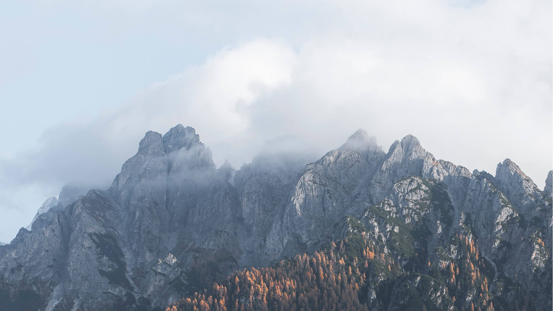 Berglandschaft mit felsigen Gipfeln und Nebel in den Dinarischen Alpen