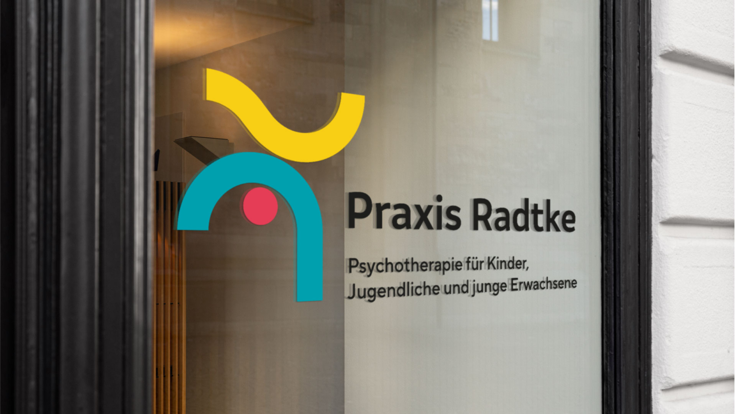 Praxis Radtke Eingang mit Fensterbeklebung – Corporate Design und Beschriftung für Psychotherapie Praxis