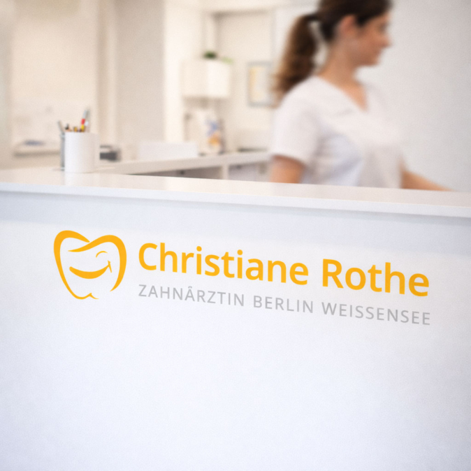 Empfangstresen einer Zahnarztpraxis mit Logo von Christiane Rothe in Berlin Weißensee